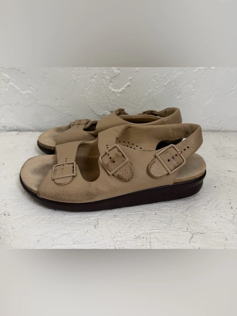 SAS Relaxed Walking Sandals Women Sz 9.5 W Beige Leather Comfort Shoe Adjustable